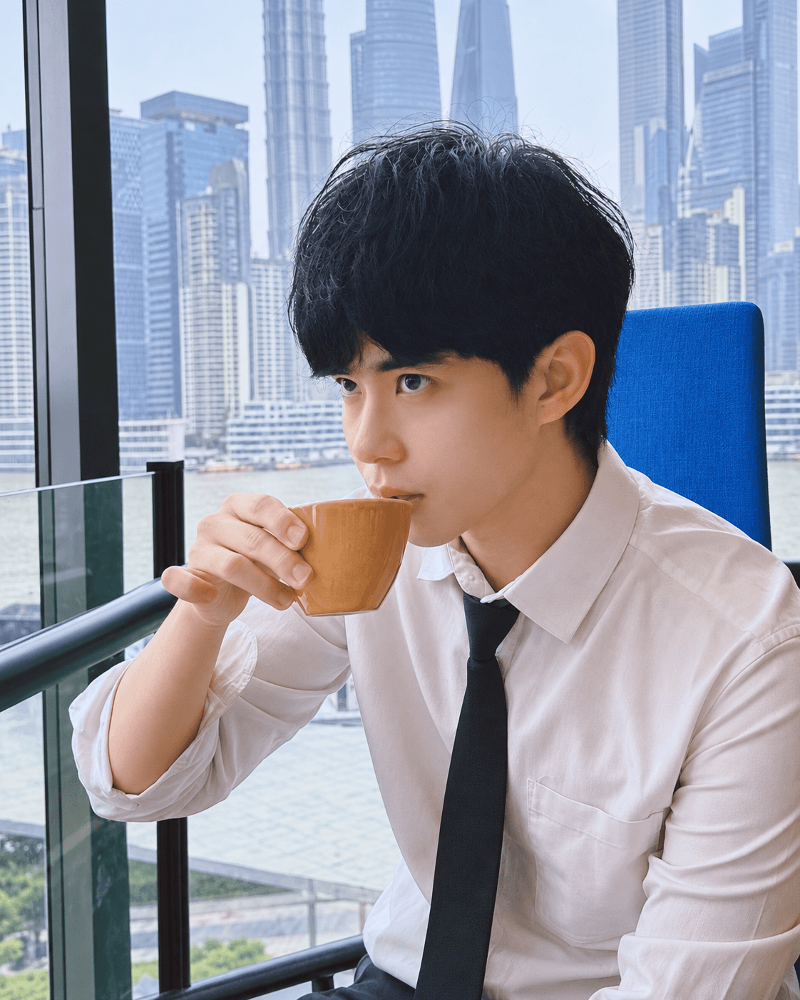 陈浩宇坐在窗边手持咖啡杯的个人肖像
