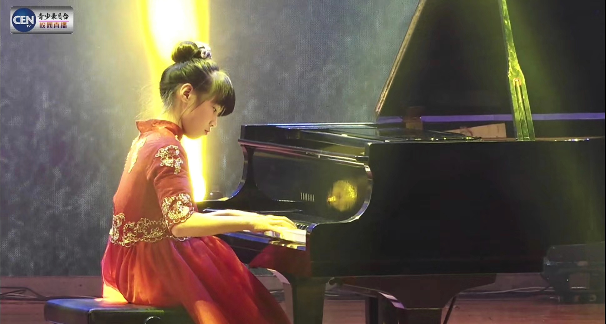 红色礼服女孩在三角钢琴前演奏，左上保留 CEN 青少年演奏会角标